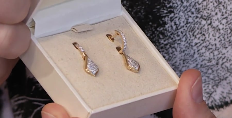 Aspyn's earings she wore at her wedding to Mitch Thompson in 2018. - TLC Sister Wives