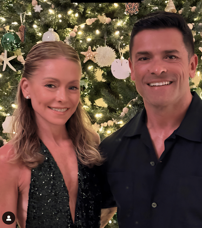 Kelly Ripa, Mark Consuelos Christmas 2023 - Instagram