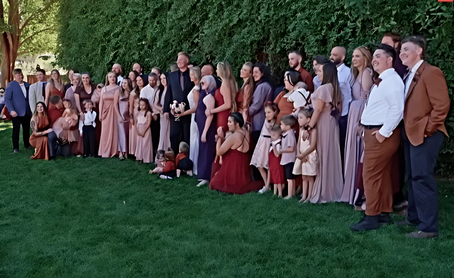 Sister Wives - Brown Kids Pose Together With David Woolley's family - TLC Via Reddit