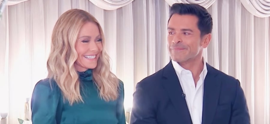 Kelly Ripa and Mark Consuelos officiate a wedding. - Live With Kelly And Mark