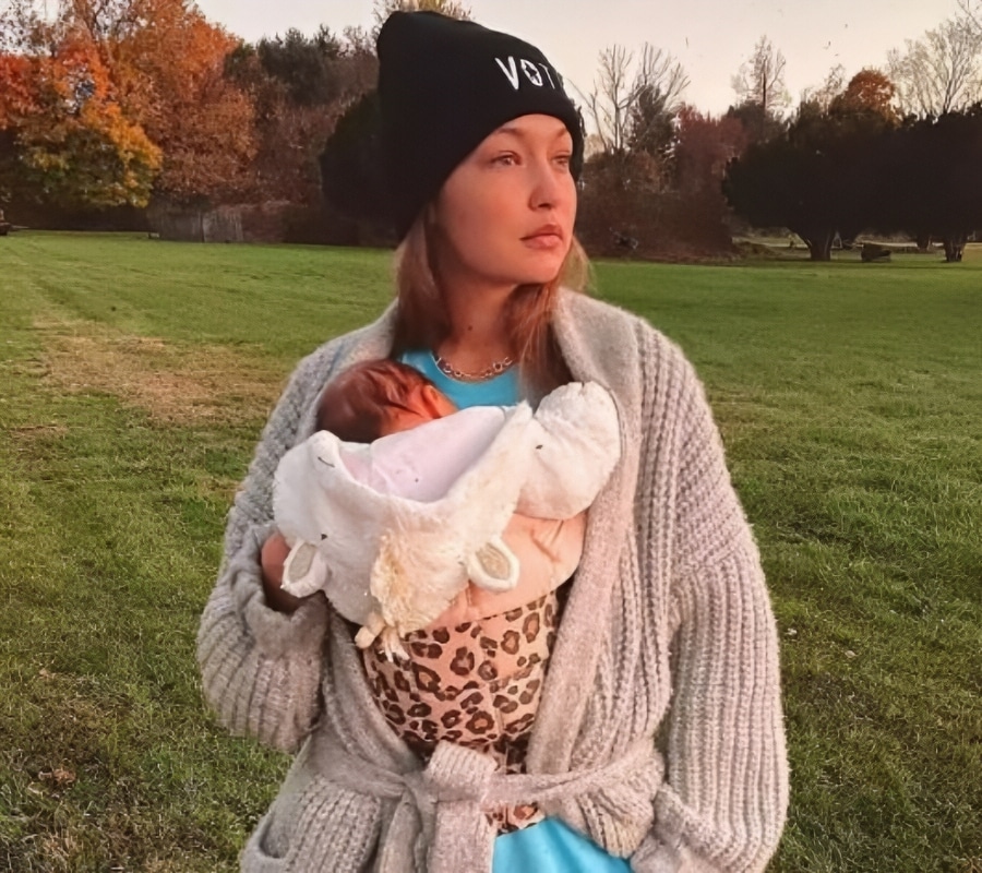 Gigi Hadid with her baby girl 2020 - Instagram