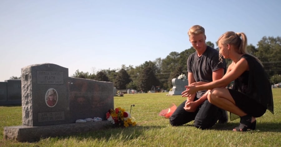Micah and Moriah Plath visit their brother Joshua's grave. - Welcome To Plathville