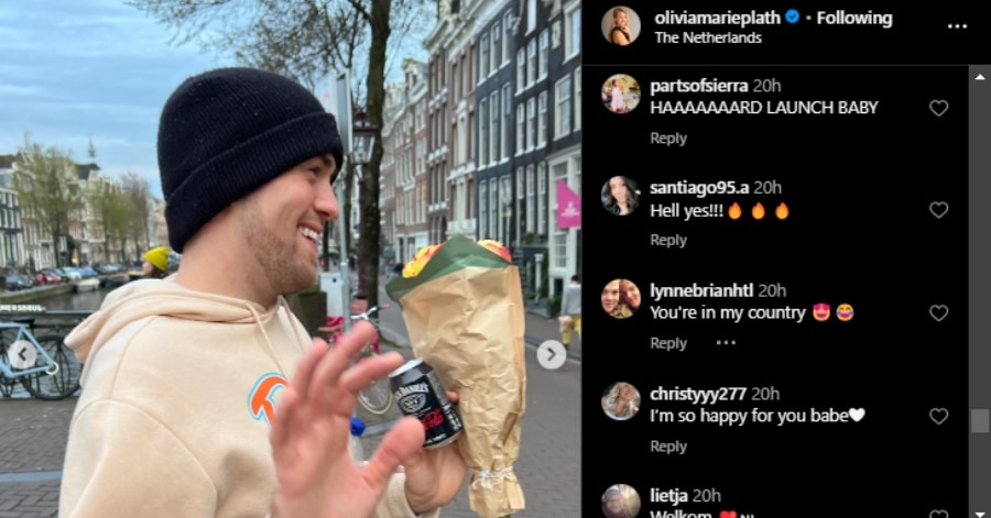 New boyfriend comes with flowers. - Instagram