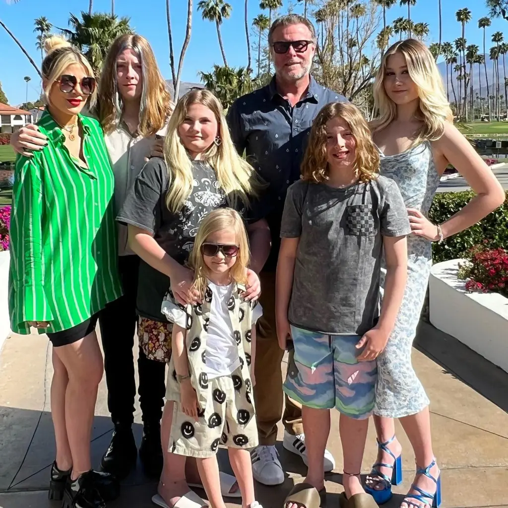 Tori Spelling and Dean McDermott with their children. - Instagram