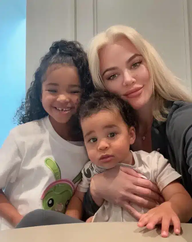 She is with her kids: True and Tatum Thompson. - Instagram