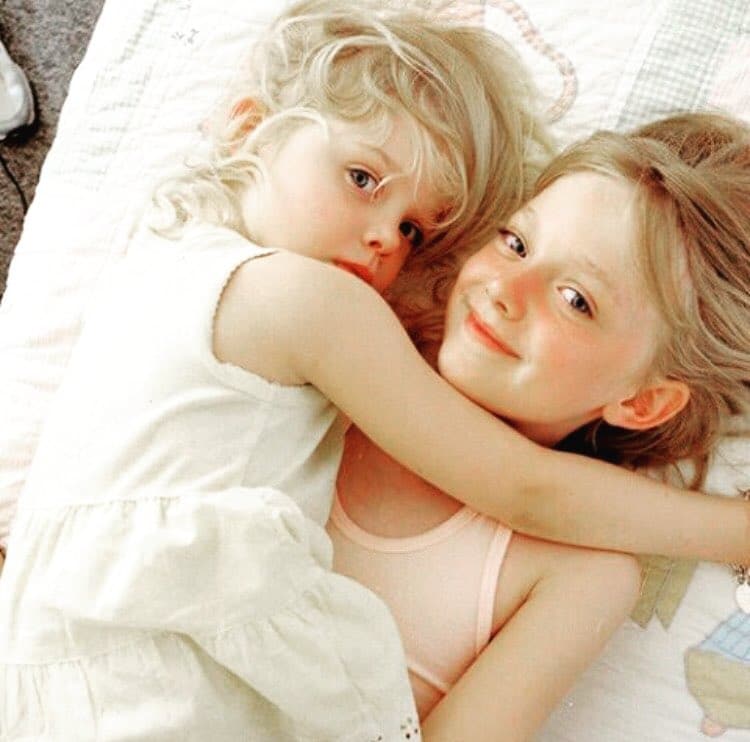 Dakota and Elle Fanning when they were younger. - Instagram
