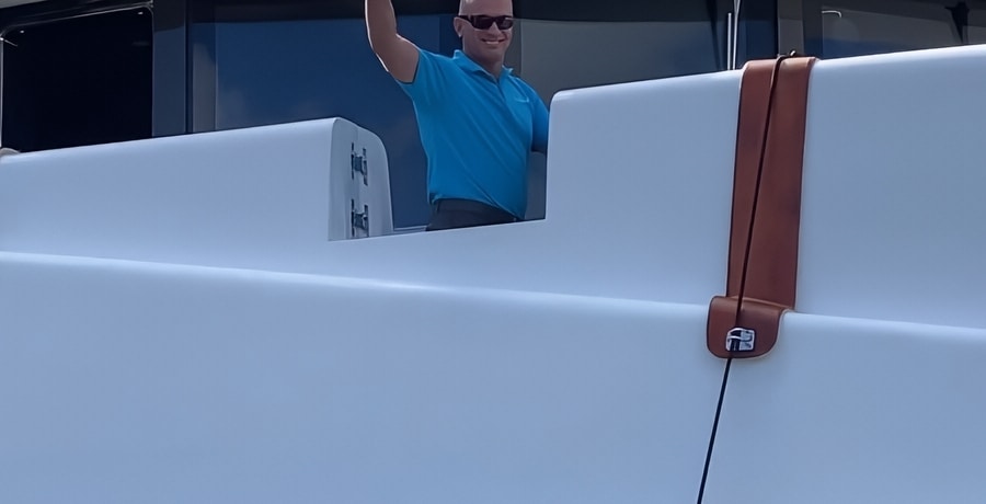Below Deck Captain Kerry Titheradge waves - Via reddit