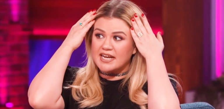 Kelly Clarkson Speaks About Dysfunctional Family Amid Divorce