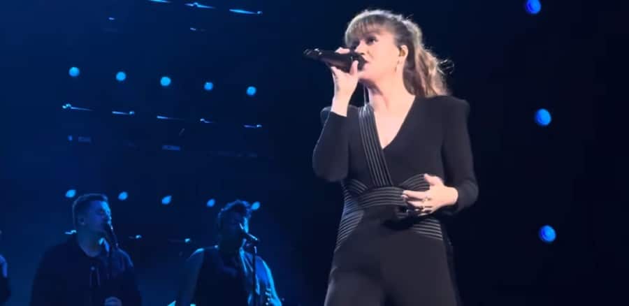 Kelly Clarkson performing in Atlantic City. - YouTube