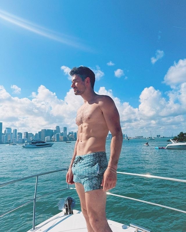 Alan Bersten, Instagram