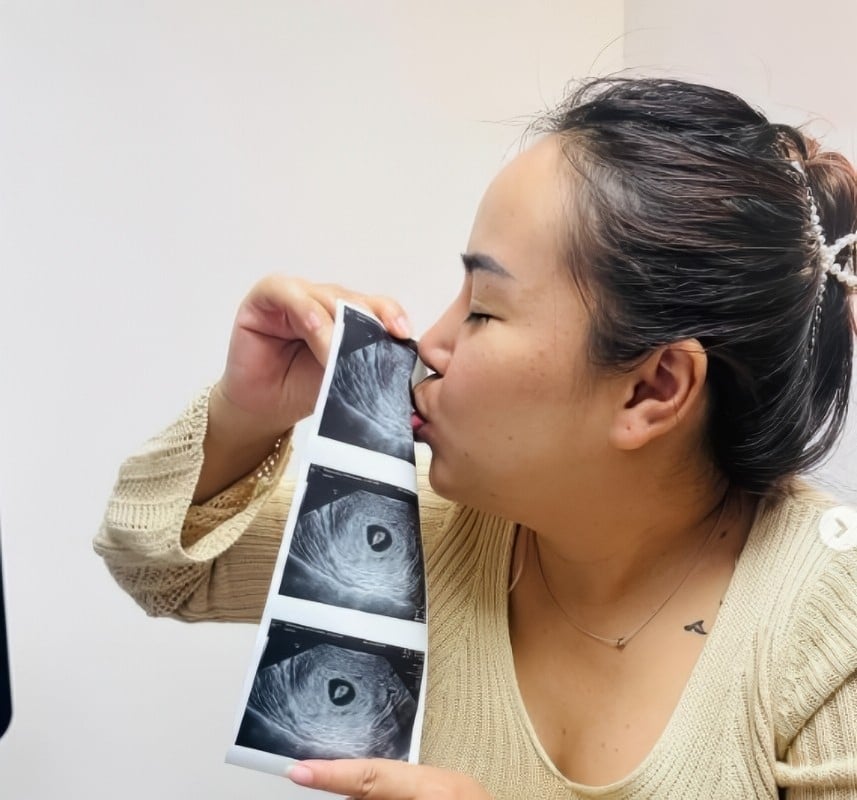 Annie Suwan Kisses Her Scan In New baby Update - Instagram (1)