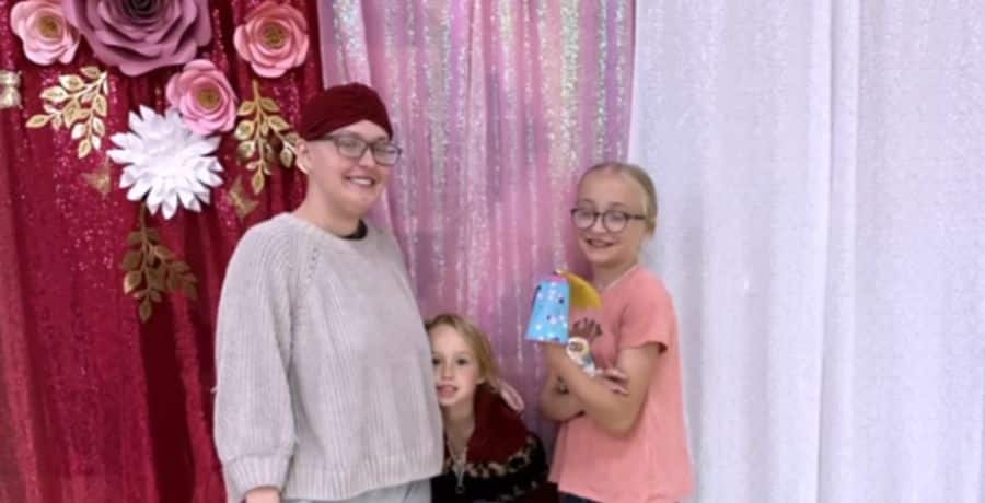 'Mama June' Anna Cardwell and daughters - YouTube/WeTV