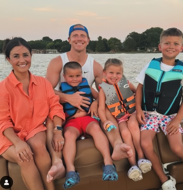 Bachelor alum Sean Lowe with Catherine Giudici and the kids - Instagram