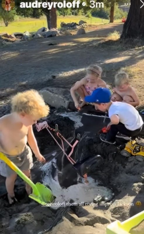Jeremy Roloff's kids playing with Zach Roloff's son, Jackson via Reddit