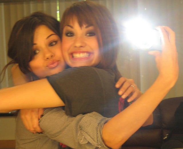 Demi-Selena selfie