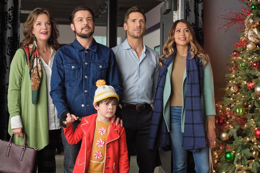 Photo: Margaret Colin, Tyler Hynes, Miles Marthaller, Andrew Walker, Nicole MajorCredit: ©2024 Hallmark Media/Photographer: Bettina Strauss