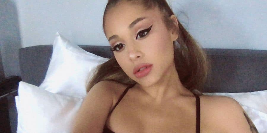 ariana grande selfie