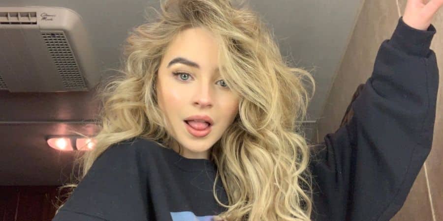 sabrina carpenter selfie