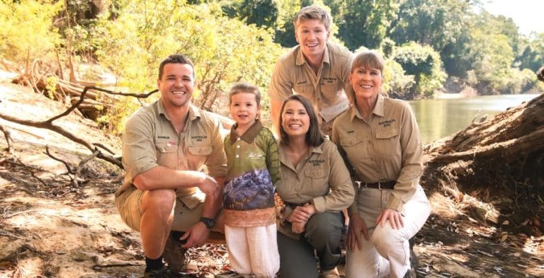 Bindi Irwin - Robert Irwin - Terri Irwin - Chandler Powell - Grace Irwin