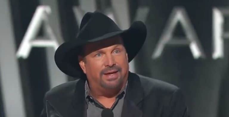 Garth Brooks accepting award