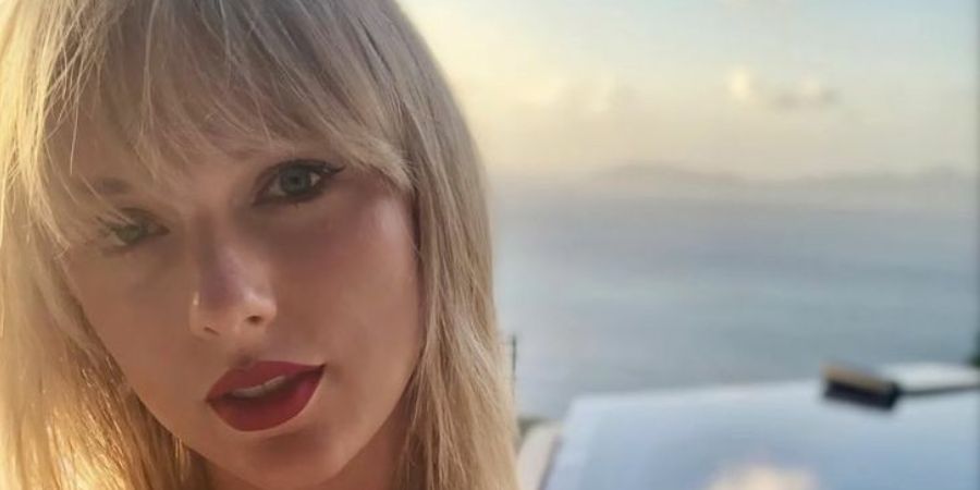 taylor swift selfie