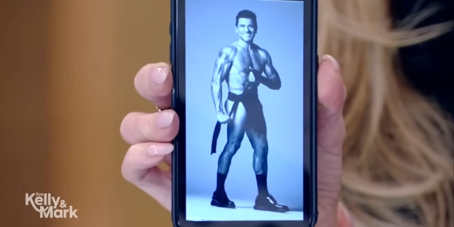 Kelly Ripa shows off an unapproved image she has on her phone. - Live