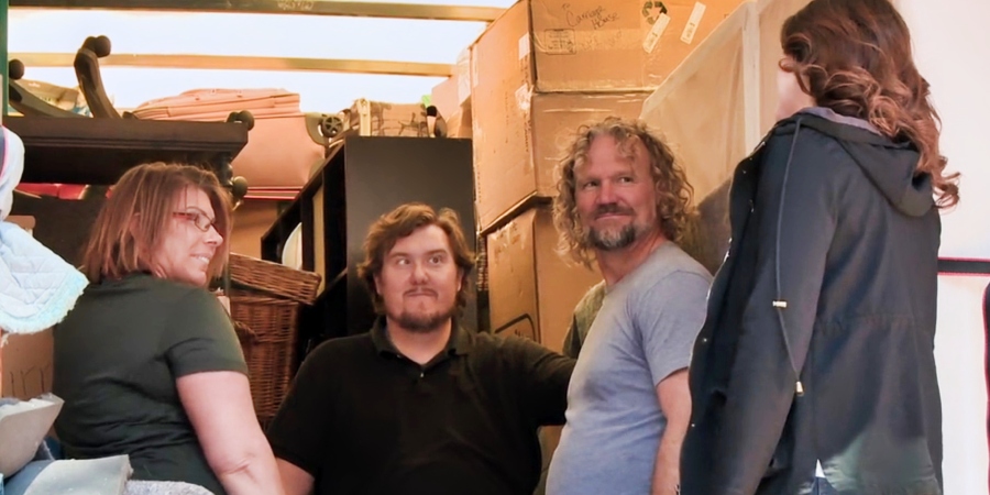 Meri, Robyn, Kody Brown and Nathan Dilts moving Meri. - Sister Wives