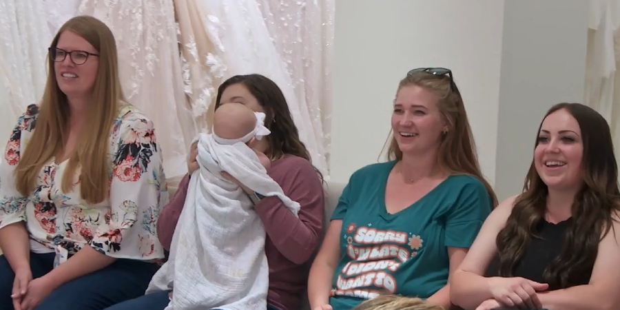 Mykelti Padron and David's daughters, Kati and Raegan attend fitting. - Sister Wives