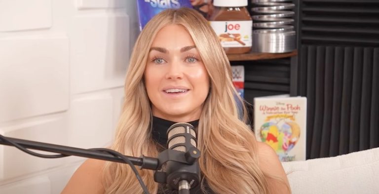 Lindsay Arnold from The Lightweights Podcast on YouTube