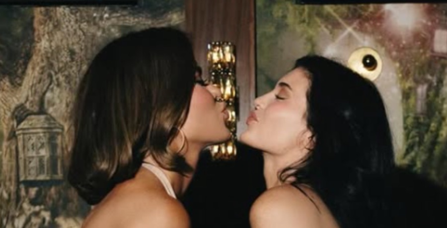 Khloe Kardashian - Kylie Jenner