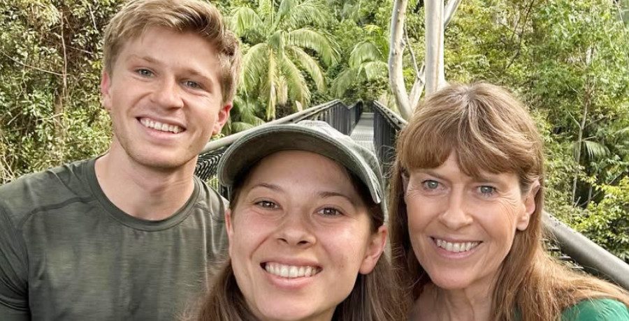 'DWTS' Robert, Bindi and Terri Irwin/Credit: Instagram