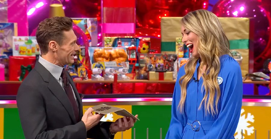 Ryan Seacrest shows envelope to contestant but not the camera/Credit: YouTube